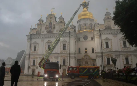 Catedral de la Dormición en Kiev, tras ser alcanzada por un nuevo ataque masivo ruso, el 15 de junio de 2026.