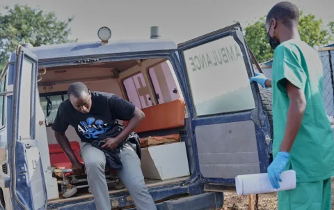 Un hombre sospechoso de estar infectado con el virus del ébola sale de una ambulancia al llegar al hospital de Rwampara en Rwanpara, Ituri, República Democrática del Congo, el 9 de junio de 2026.