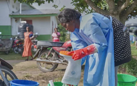 Un miembro del personal lava sus botas después de usarlas en un área con pacientes infectados con ébola en el Hospital Rwampara en República Democrática del Congo, 9 de junio de 2026.