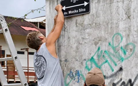 Montañita nombró una avenida en honor a Monika Silva y exigió justicia con una velatón.