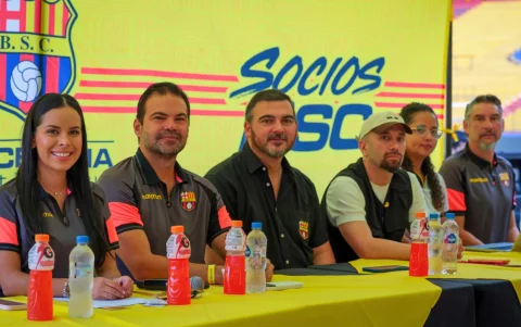 La dirigencia de Barcelona SC, presidida por Antonio Álvarez (c), en la asamblea del 13 de junio.