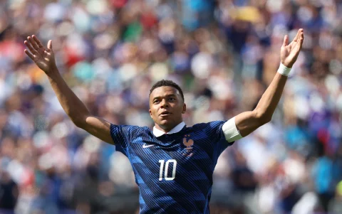 Mbappé levanta los brazos al cielo luego de superar marcas históricas de Pelé y Messi en Copas del Mundo