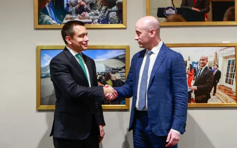 El presidente Daniel Noboa se reunió en Estados Unidos con Stephen Miller, Jefe Adjunto de Gabinete para Políticas y Asesor de Seguridad Nacional de los Estados Unidos.