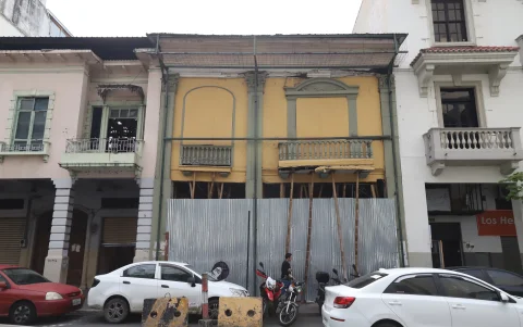 Casa Maldonado. Esta edificación está sostenida por cañas y cubierta por unas planchas de zinc. Es un riesgo para los transeúntes.