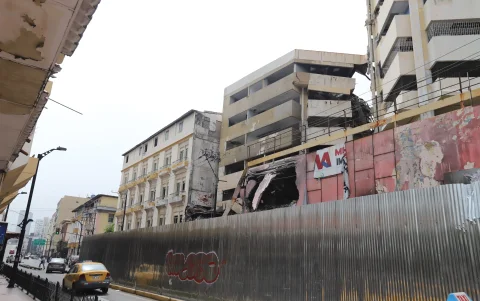 Edificio Santiago Noziglia. Por su cercanía con el Multicomercio sufrió daños en su estructura, la cual quedó resentida.