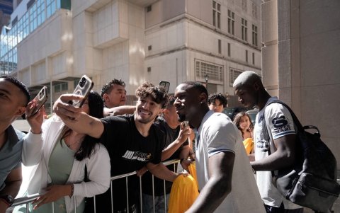 Los jugadores de La Tricolor firman autógrafos y se toman fotos con los aficionados que los esperan afuera del hotel.