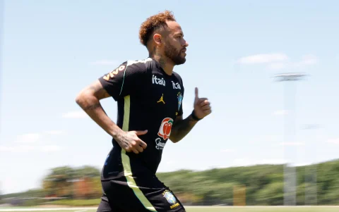 Neymar ya se entrenó a la par con el resto de sus compañeros en Brasil.