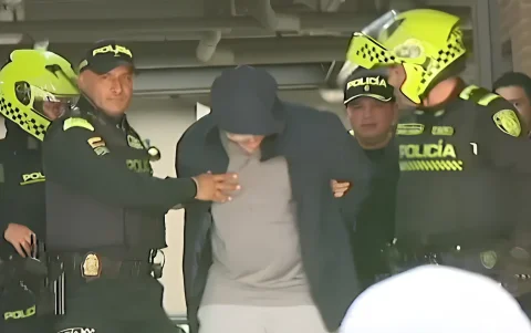 Grant Gail siendo detenido por la policía colombiana