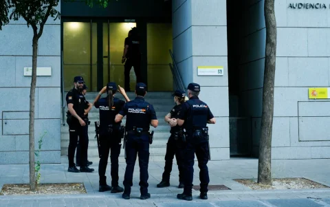 Agentes de la Policía Nacional a las puertas de la Audiencia Nacional, este miércoles 17 de junio de 2026.