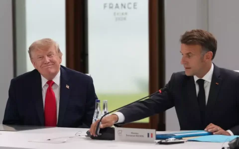 A diferencia de cumbres anteriores, Trump firmó el comunicado conjunto y aceptó una invitación de Emmanuel Macron a Versalles