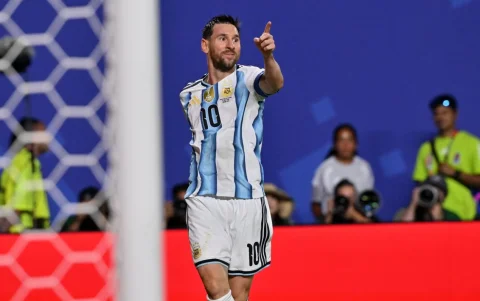 Lionel Messi festeja uno de sus goles contra Argelia.