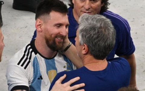 Jorge Messi acompaña a Lionel Messi en momentos clave de su carrera deportiva y personal.