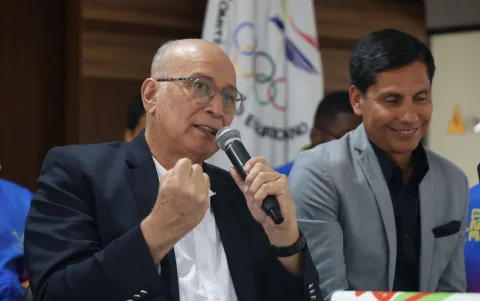 Jefferson Pérez participa junto a otros directivos durante una reunión oficial del Comité Olímpico Ecuatoriano (COE).