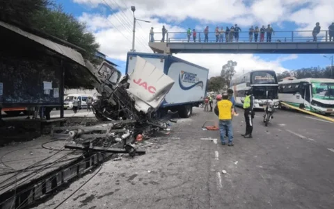 El camión se chocó cerca de una parada de buses, sobre la avenida Simón Bolívar. La EEQ reportó que dos postes fueron afectados.