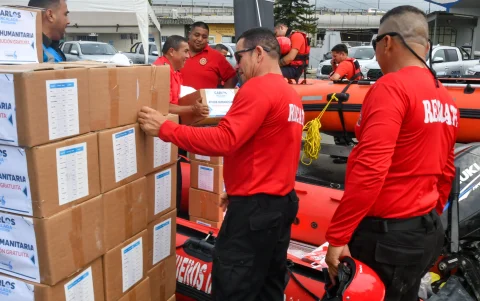 Kits de ayuda humanitaria y equipo médico para la respuesta a la contingencia.
