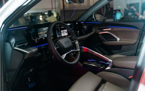 Diseño renovado del interior del Q5 Audi All New, muestra un sistema de entretenimiento y asistencia de última tecnología.