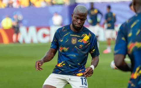 Enner Valencia en el calentamiento de Ecuador ante Costa de Marfil.