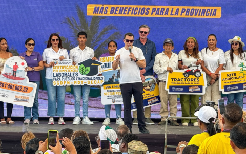 La agenda presidencial en Esmeraldas incluyó anuncios de nuevas inversiones, entrega de ayudas sociales y la supervisión de proyectos financiados por el Gobierno Nacional.