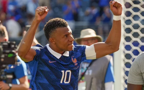Kylian Mbappe celebró este martes su primer gol en el Mundial de 2026 que destronó el partido con Senegal al cierre de la primera jornada del Grupo I.