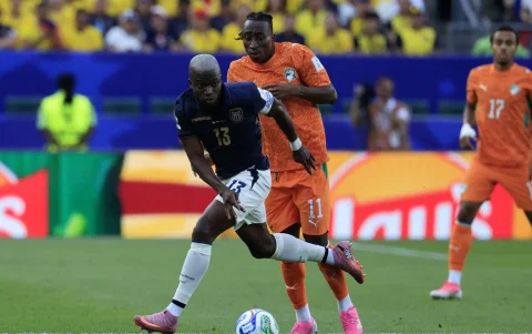 Enner Valencia intenta avanzar ante la marca de Yan Diomande durante el debut de Ecuador frente a Costa de Marfil en el Mundial 2026.