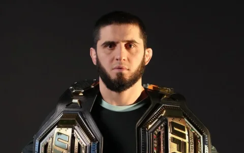 Islam Makhachev posa con los cinturones de campeón de Peso Ligero y Peso Welter de la UFC.