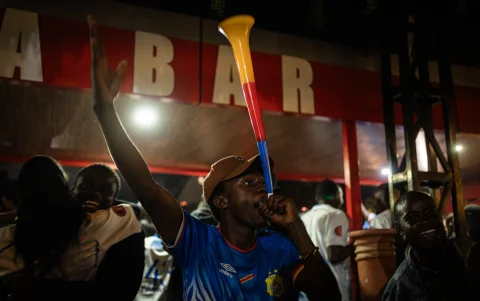 Hinchas de RD Congo festejan el punto de su selección ante Portugal.