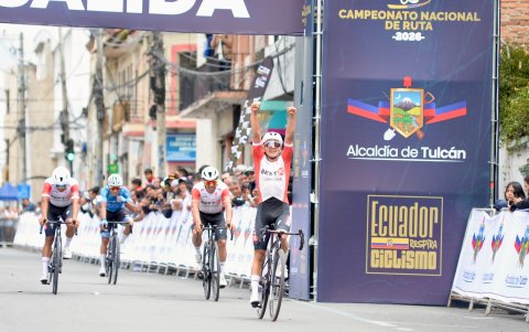 El ciclista ecuatoriano Kevin Navas (d) fue el más rápido en el embalaje y se quedó con el primer lugar de la prueba de ruta del Campeonato Nacional