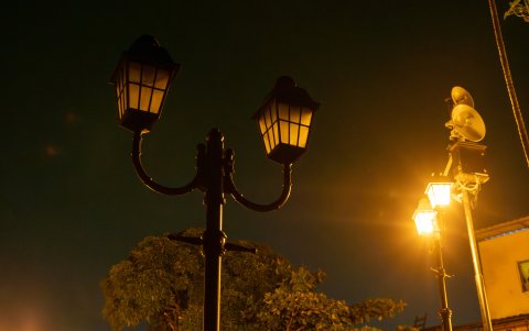En las escalinatas hay algunas luces apagadas; en los callejones y parque, además, está contemplado el proyecto.