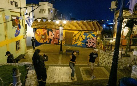 La comunidad espera iluminación total. Destacan la presencia de guardias.
