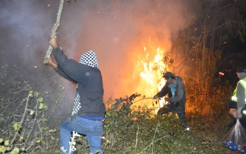 El humo y las llamas obligaron a evacuar familias, mientras vecinos y bomberos luchaban desesperadamente por contener el incendio.