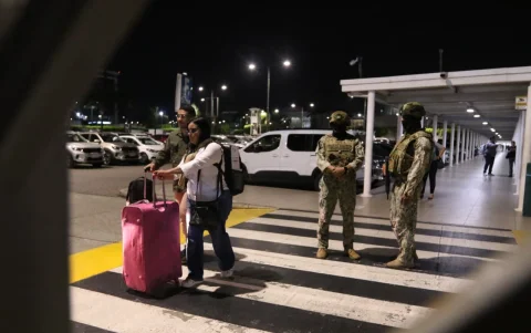 Área de parqueaderos y zona de taxis del Aeropuerto Internacional José Joaquín de Olmedo, en Guayaquil, donde se registró la balacera la tarde del miércoles 17 de junio de 2026