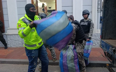 Personal del Senae, Fuerzas Armadas y Policía Nacional intervino cuatro locales comerciales en las calles Sucre y Quito, en el centro de Loja.