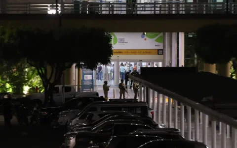 Presencia de unidades policiales y militares refuerza la seguridad en los exteriores del aeropuerto de Guayaquil tras la balacera.