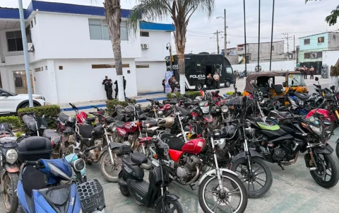 Policía incautó 17 armas y 1.164 dosis de droga en operativo contra bandas criminales.