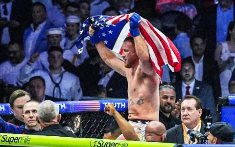 Justin Gaethje celebrando tras proclamarse campeón de peso ligero en la UFC Casa Blanca.