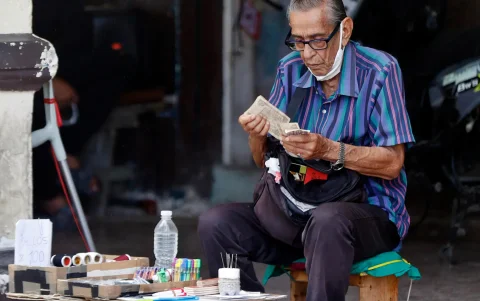 Una persona vendiendo productos, en La Habana, (Cuba).
