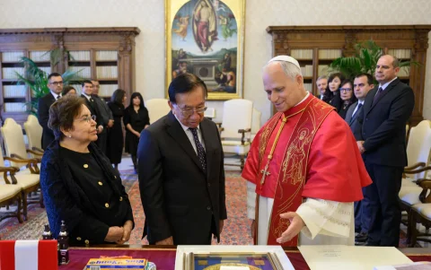 El papa León XIV y el presidente interino de Perú, José María Balcázar, quien llegó este jueves a la Ciudad del Vaticano.