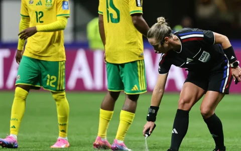 La árbitra Tori Penso marca el límite con aerosol antes de un tiro libre durante el partido de la fase de grupos de la Copa Mundial de la FIFA 2026 entre República Checa y Sudáfrica.