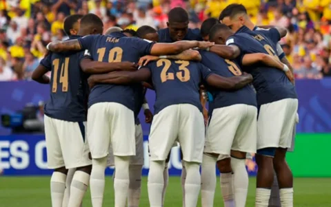Jugadores de la Selección de Ecuador previo a un partido del Mundial.