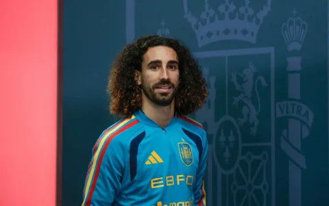 Marc Cucurella llega a la rueda de prensa previa a sus últimas declaraciones antes de iniciar su nueva etapa en el Real Madrid.