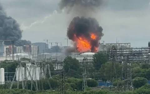 La refinería de Kapotnia, al sureste de la capital rusa. Autoridades rusas, que aseguran haber derribado 60 aparatos aéreos que atacaron la ciudad.