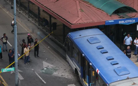 El bus impactó contra la parada de la Biblioteca Municipal.