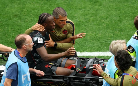Koné, mediocampista de Canadá salió con una fuerte fractura en el duelo contra Qatar, en el Mundial 2026.