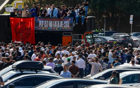 Repartidores y trabajadores de plataformas digitales protestan contra las regulaciones gubernamentales en São Paulo, Brasil, el 14 de abril de 2026.