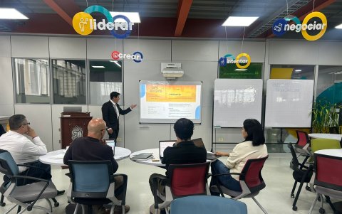 Mentorías, incubadoras y nuevas modalidades de titulación buscan que los estudiantes egresen con proyectos empresariales listos para ingresar al mercado.