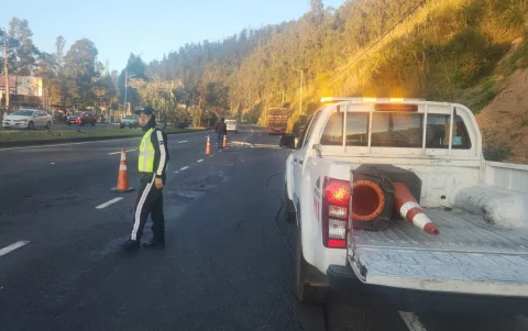 Agentes de la AMT cerraron un tramo de la vía debido al choque.