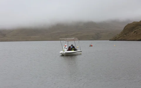En el embalse Salve Faccha se instalaron boyas multiparamétricas que registran variables como pH y temperatura.