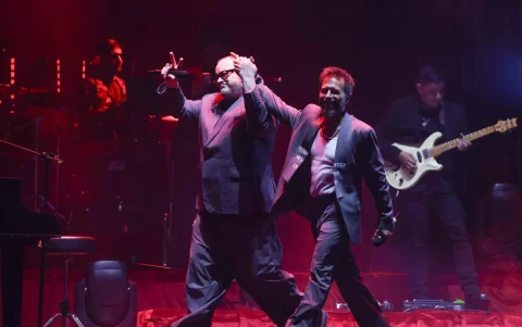 Sin Bandera regresó a Quito y emocionó al Coliseo Rumiñahui con un concierto lleno de nostalgia, amor, recuerdos y ovaciones inolvidables.