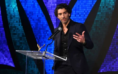 Justin Baldoni recibiendo el premio en Vital Voices