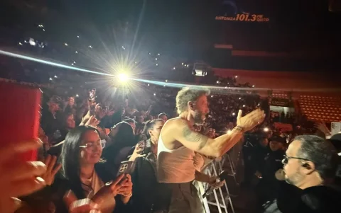 Noel Schajris bajó del escenario y cantó entre los fans, provocando emoción, lágrimas, gritos y una conexión única en Quito.